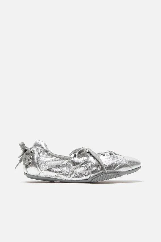 Lace-up leather shoes