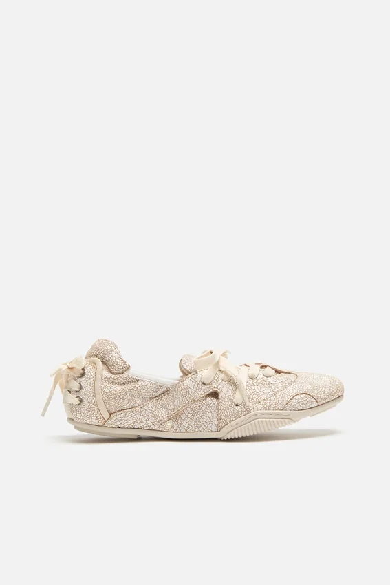 Lace-up leather shoes