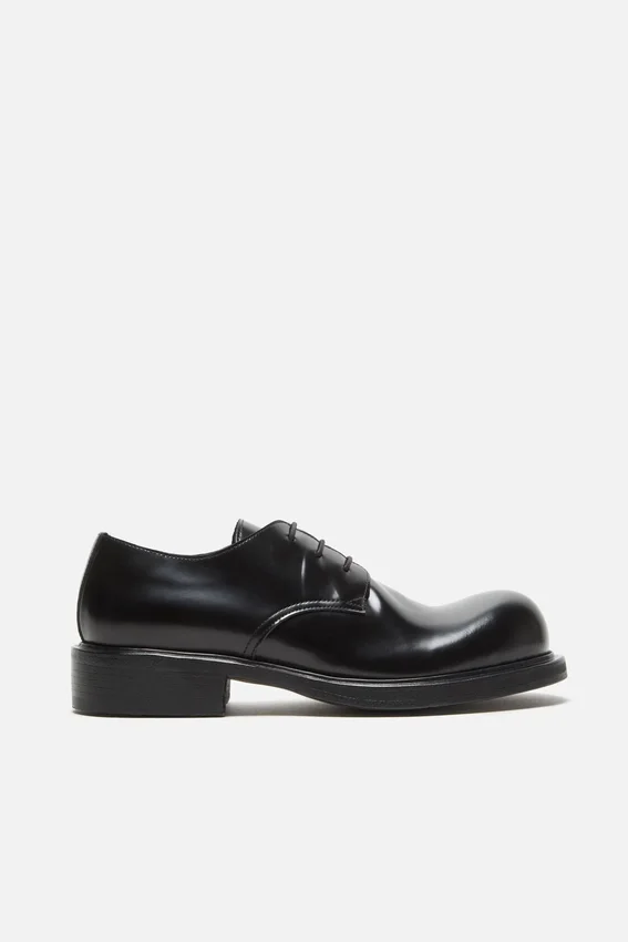 Lace-up leather shoes