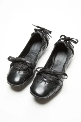 Lace-up leather shoes
