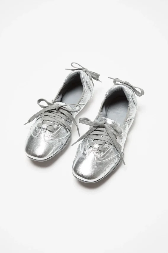 Lace-up leather shoes