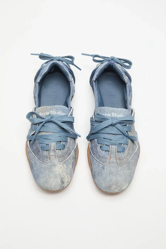Lace-up leather shoes