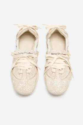 Lace-up leather shoes