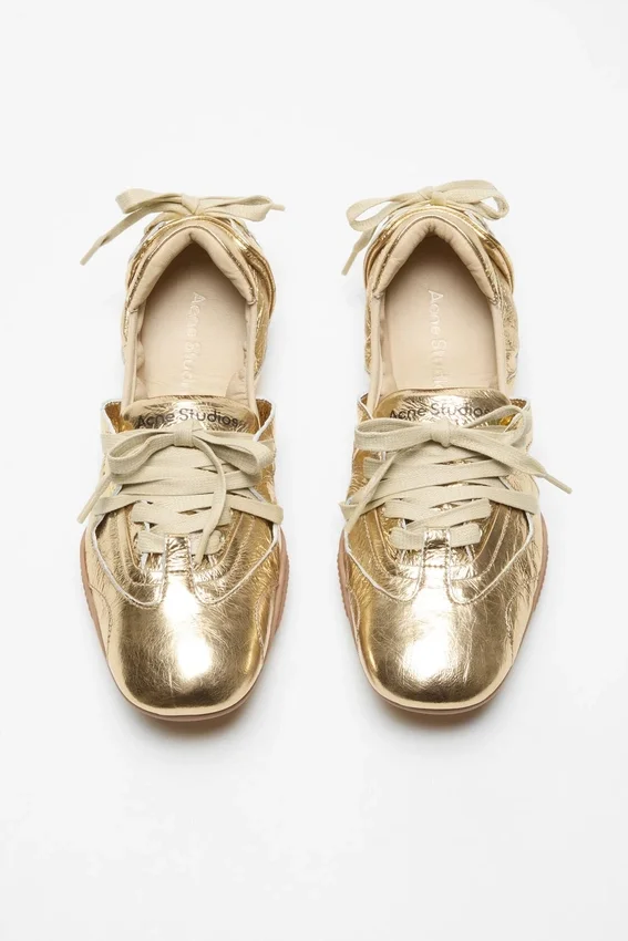 Lace-up leather shoes