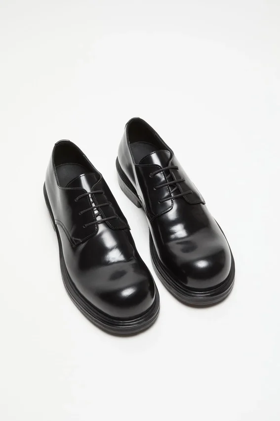 Lace-up leather shoes