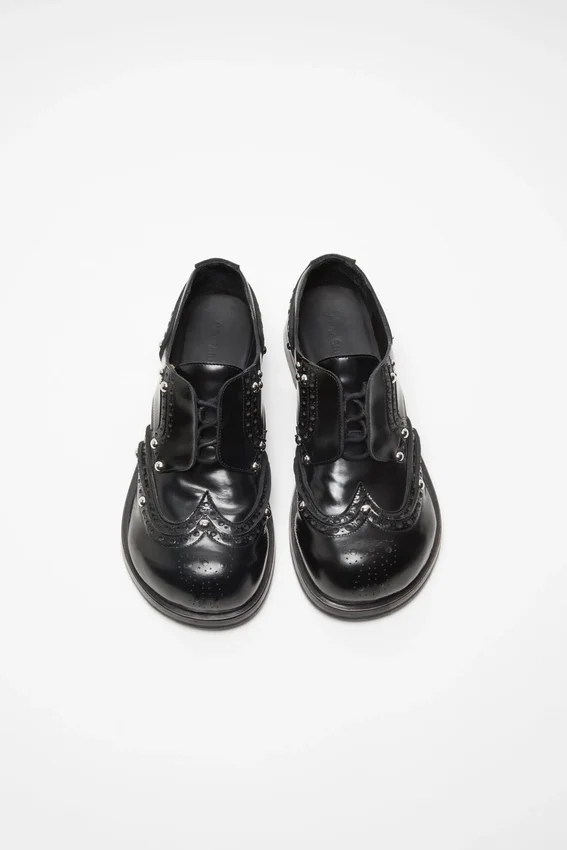 Lace-up leather shoes