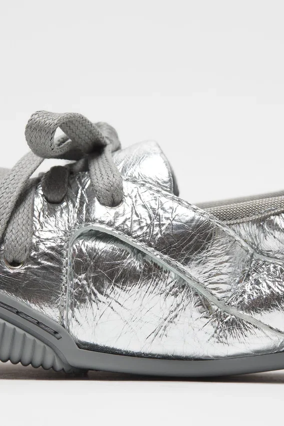 Lace-up leather shoes