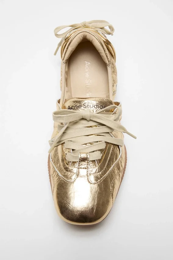 Lace-up leather shoes
