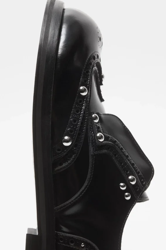 Lace-up leather shoes