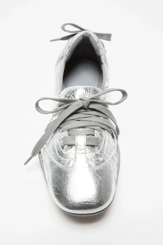 Lace-up leather shoes