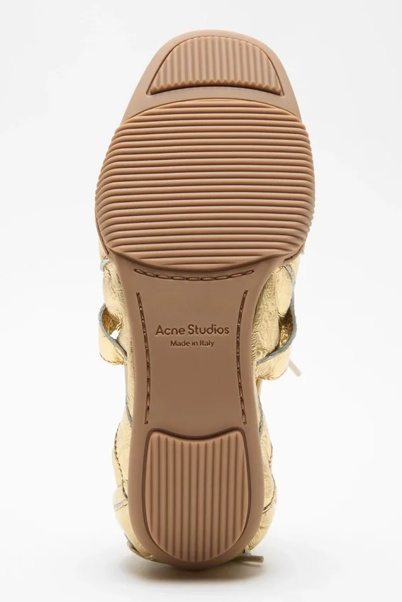 Lace-up leather shoes