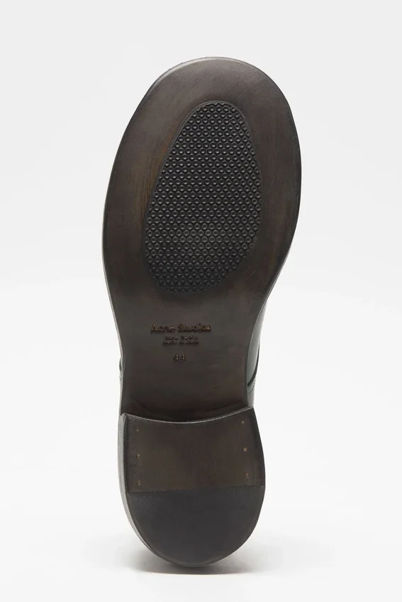 Lace-up leather shoes