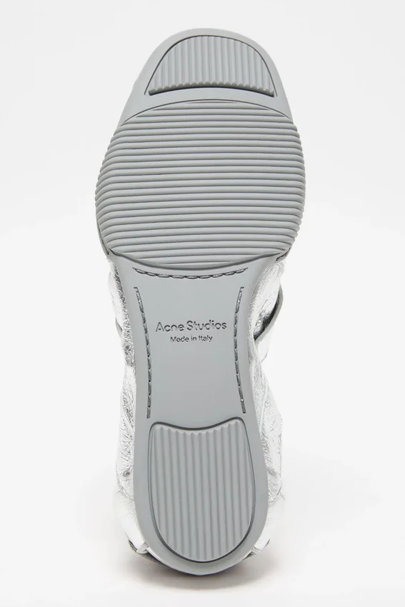 Lace-up leather shoes