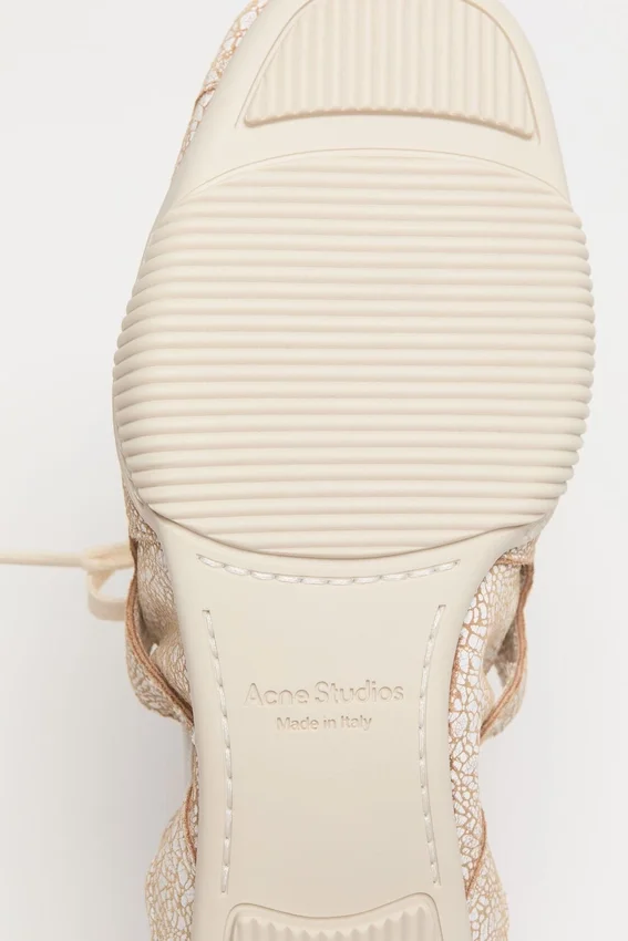 Lace-up leather shoes