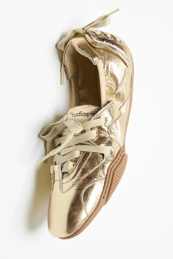 Lace-up leather shoes