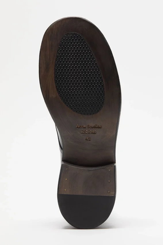 Lace-up leather shoes