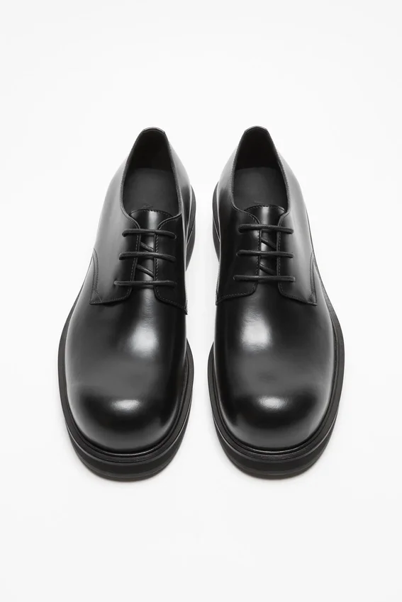 Leather lace-up shoes