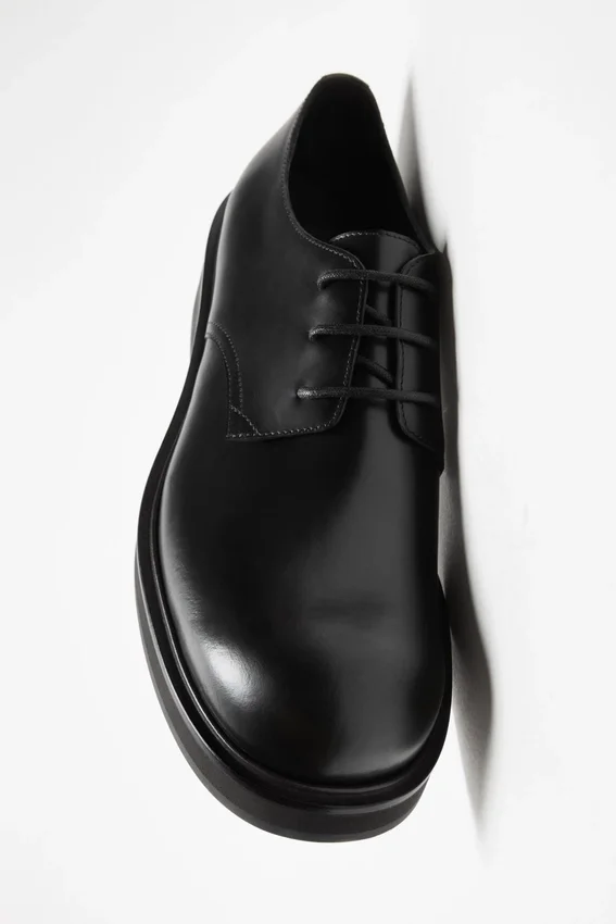 Leather lace-up shoes