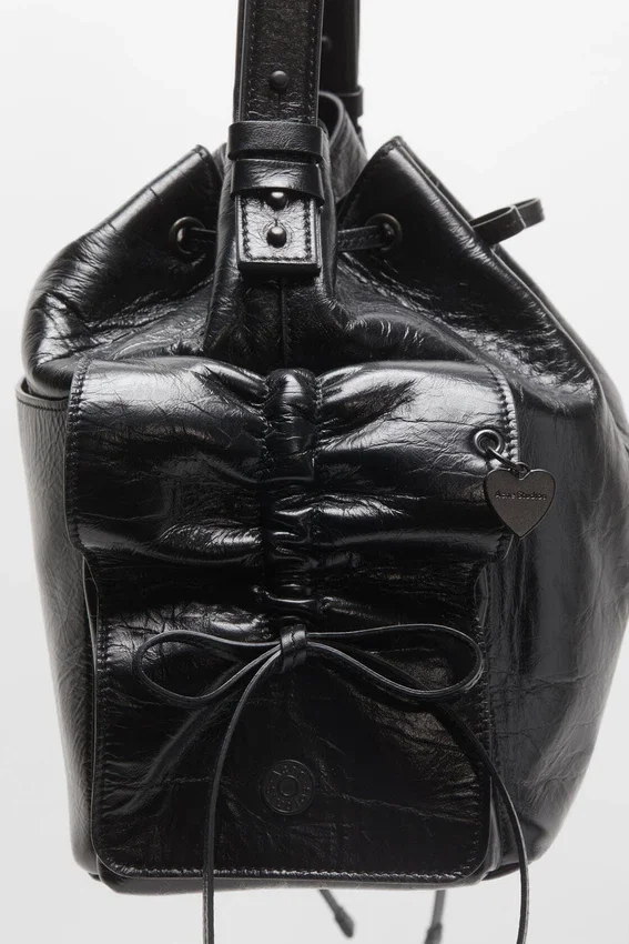 Multipocket bucket bag