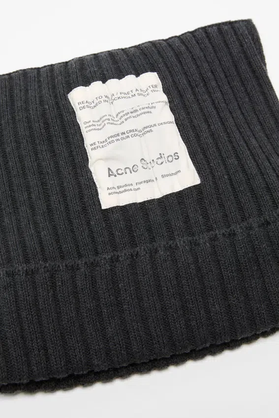 Ribbed square beanie