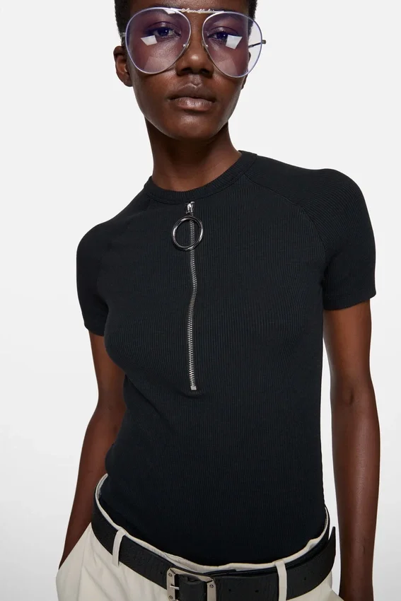 Ribbed t-shirt with zipper