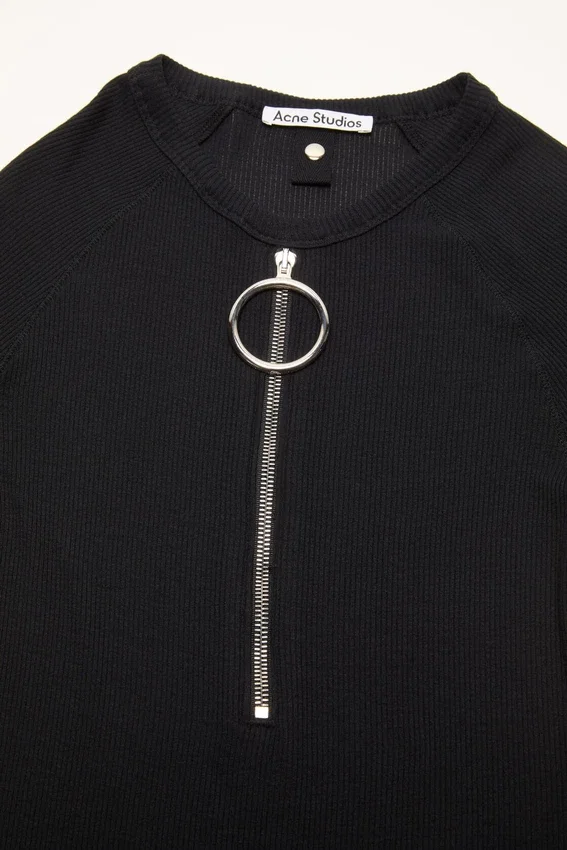 Ribbed t-shirt with zipper