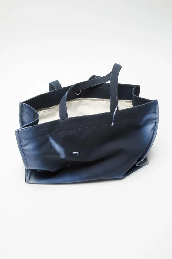 Spray logo shopper tote