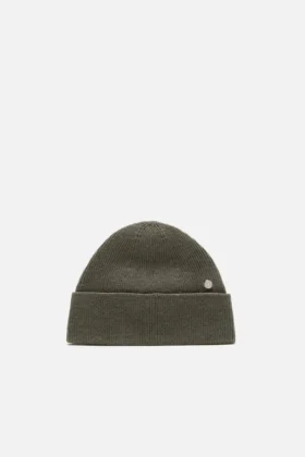 Wool beanie with rivet
