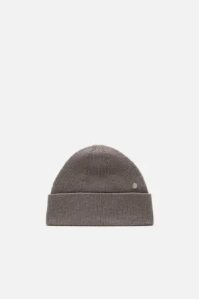 Wool beanie with rivet