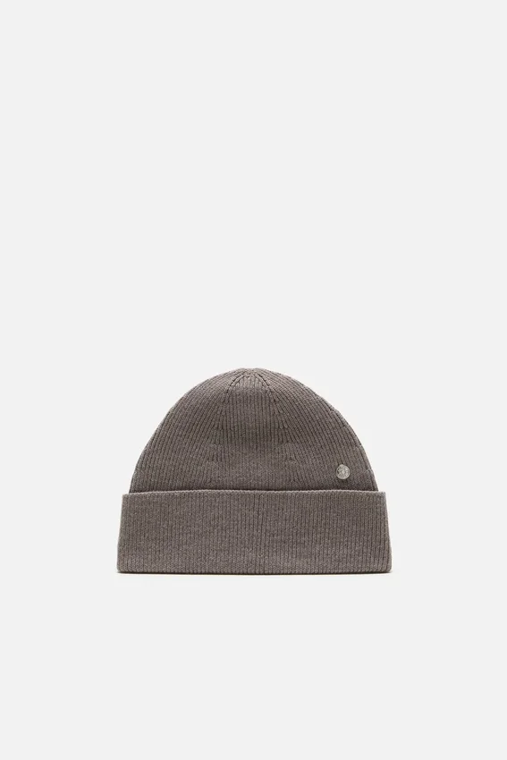 Wool beanie with rivet