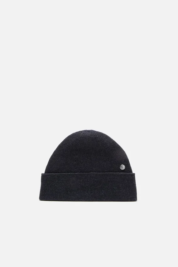 Wool beanie with rivet