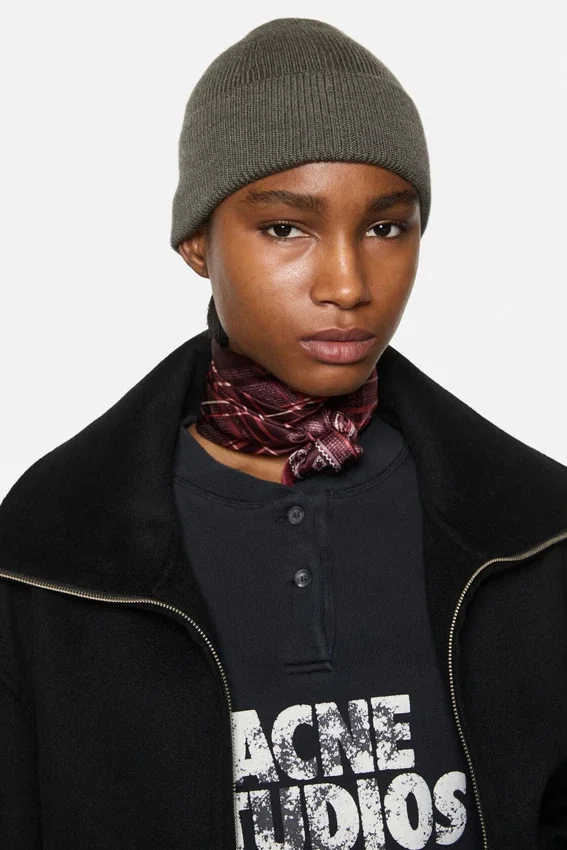 Wool beanie with rivet