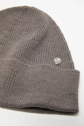 Wool beanie with rivet