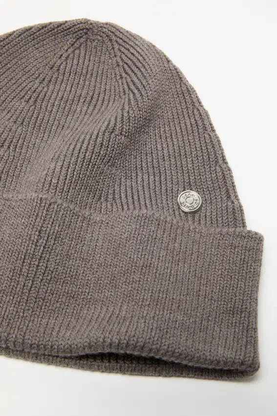 Wool beanie with rivet