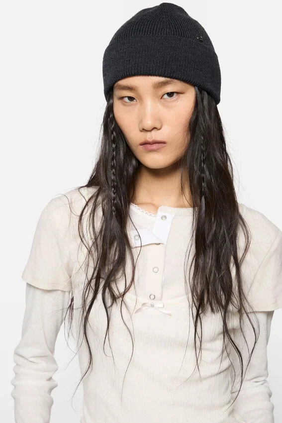 Wool beanie with rivet
