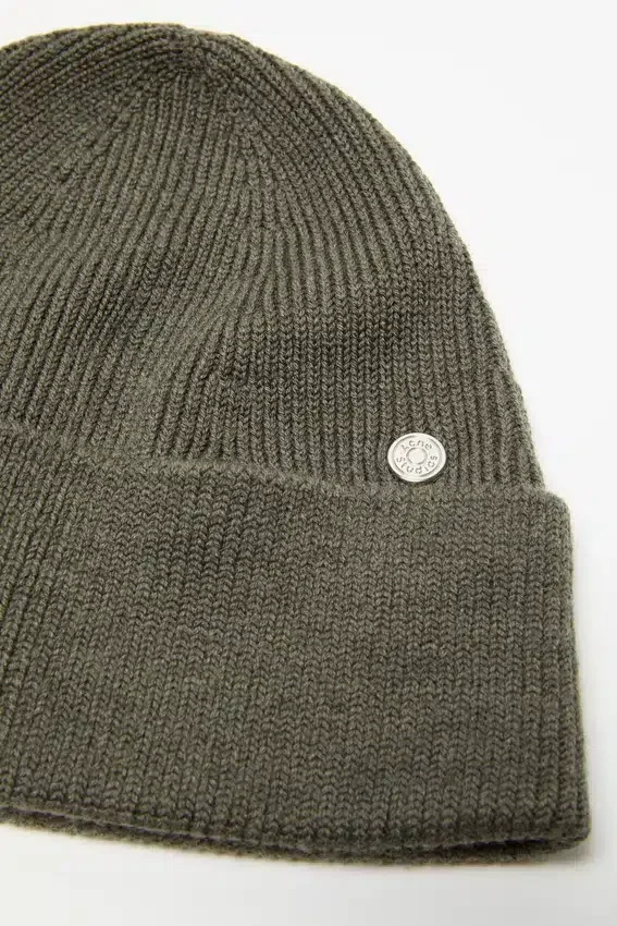 Wool beanie with rivet