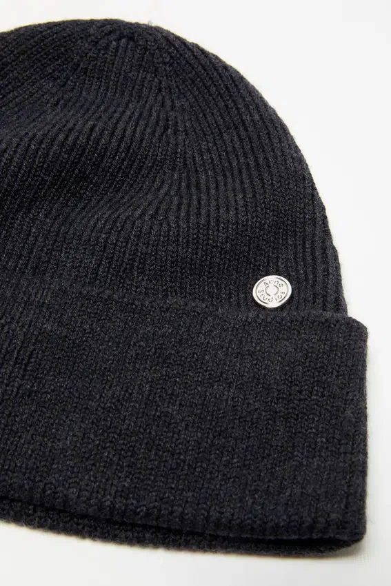 Wool beanie with rivet